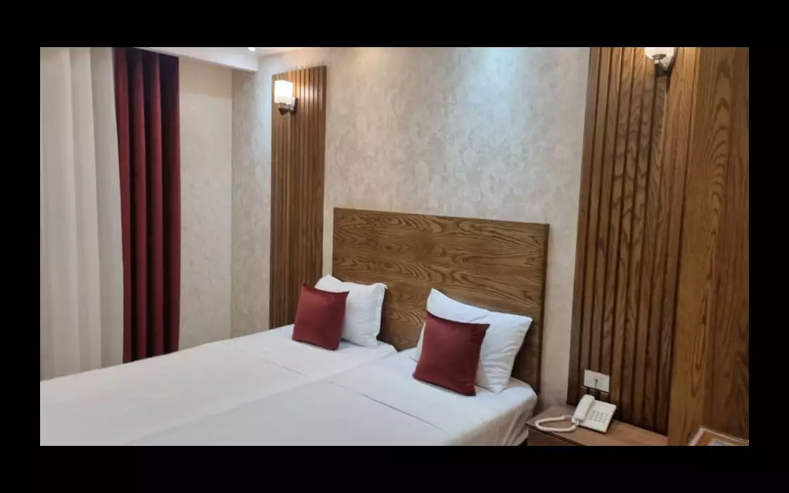 Alibaba https://cdn.alibaba.ir/ostorage/hotel-accommodation-images/6857aed0ac13a7ed0d84df22_توئین (پنجره رو به نورگیر.webp